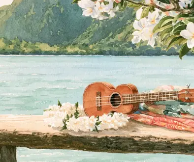 ウクレレとレイが置かれたハワイの海辺を描いた初心者向けフラ曲のイメージ