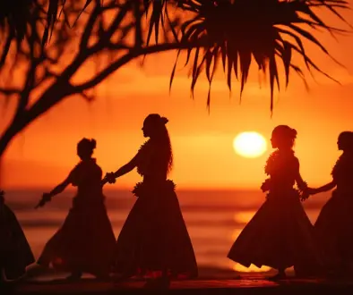 夕陽の前で踊るフラダンサーのシルエットとサンセットの海