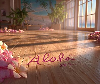 朝の光が差し込むハワイのフラスタジオ。木の床にはピンクと白のプルメリアのレイが並び、“Aloha 2026”と手書きで描かれている。