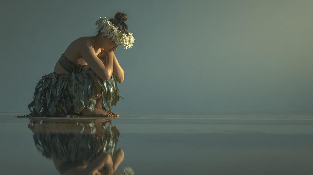 静かな空間で、やわらかな手の動きとともにメレの言葉を感じながら踊るフラダンサーを描いた透明水彩風イラスト