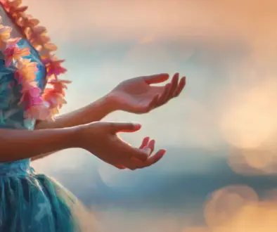 夕暮れの海を背景に、穏やかな表情で人生を重ねるようにフラを踊るダンサーを描いた透明水彩風イラスト